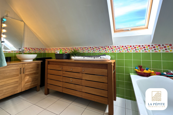 Maison individuelle avec piscine et sous-sol